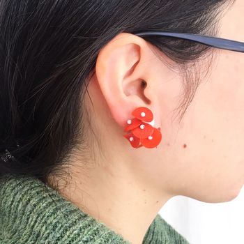 小ぶりなピアスは、プレゼントにも最適!ぱっと目を惹くカラーがキュートですね。これから春に向けて身につけたいアイテムです。