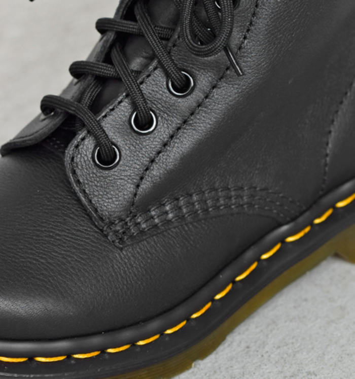 3ホールと8ホール、どちらがお好み？時代を越えて愛される「Dr.Martens