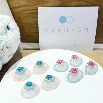 山と湖の風景からイメージされつくられたピアス。シルクオーガンジーにラメのパウダーを挟み刺繍を施した凝ったつくりです。