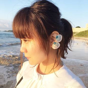 華やかなデザインなので、シンプルな服につけるだけで一気にドレスアップ。大ぶりだけどつけていることを忘れるほど軽く、耳や肩への負担が少ないのもうれしいポイントです。