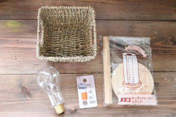 キッチンペーパースタンドにインテリア用バルブボトルとプッシュピンタイプのLEDライトを取り付けます。最後にバスケットを上からかぶせれば完成♪