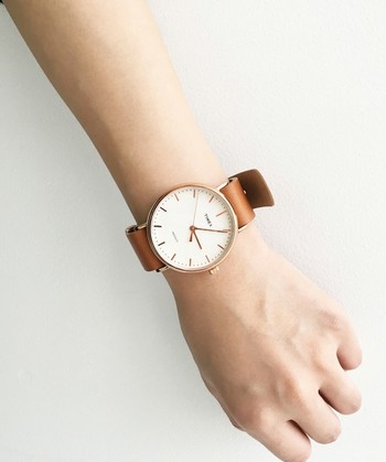 腕によく馴染んでくれるWEEKENDER。付ける人を選ばない、懐の深い腕時計です。