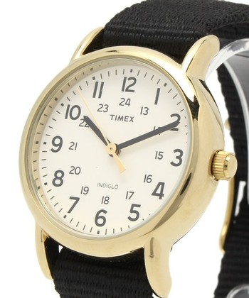 WEEKENDERの見やすく美しいシンプルな文字盤はいつ見ても素敵です。シンプルでいて計算されたデザインは飽きることなく、永く愛用できる優れもの。流行に左右されることもないベーシックなデザインは高い人気を誇っています。