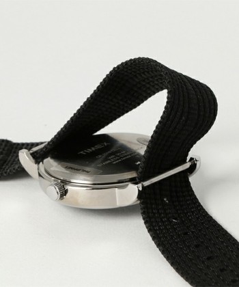 WEEKENDERの最大の魅力といえば、「ベルトの付け替えが出来る」ということ。このようにベルトを外せるのでファッションによってベルトを変えることが可能。ファッションアイテムの一つとして楽しめます。