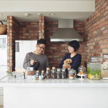 ご夫婦で活動され、様々なメディアも注目する『cafenoma(カフェノマ)』をご存知ですか?
自宅でのコーヒータイムを記録したインスタグラムが話題となり、独自の世界観で国内外10万人以上のフォロワーを魅了している人気インスタグラマーです。
日本のみならず多くの海外フォロワーからも支持されている『cafenoma』は、夫の刈込隆二さんが写真撮影を担当、スタイリングは奥様の弓庭暢香さんが担当されているそうです。