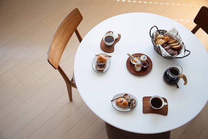 互いが調和しつつも、その一つ一つが美しい存在感を放つカップやコーヒー器具、こだわりのインテリア…。cafenomaの世界に登場する様々なアイテムは、奥様の弓庭さんによるセレクトが多いそう。弓庭さんのシンプルで美しいもの選びのセンス、そして素敵な雑貨のコーディネートも世界中のフォロワーを魅了しています。