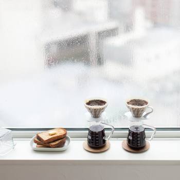 素敵なコーヒーサーバーは、「リカシツ」オリジナルの取っ手付きビーカー。理化学用ガラスメーカーの製品で耐熱性に優れ熱衝撃にも強く、オーブンや電子レンジでも使用可能。どこか懐かしい雰囲気と、愛らしいフォルムが可愛いですね♪