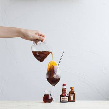 〈作り方〉
・オレンジの皮をむいて輪切りにする。
・グラスに注いだコーヒーにスライスしたオレンジを入れて、(汁を絞らずに)オレンジをくるくるかき混ぜて完成!
ほんの少しシロップを加えると、オレンジの風味がさらに引き立ちます。お好みでオレンジリキュールを足しても◎。ぜひお試しあれ♪