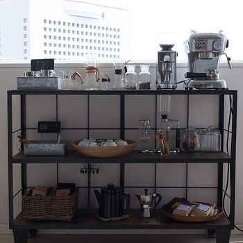 インスタグラムをはじめる以前から、コーヒーツールを集めるのが大好きだった弓庭さん。その一つ一つがまるでオブジェのように美しいのは、そこにcafenomaならではの基準があるから。「実用的かつ見た目も美しいもの」だけをセレクトして、本当に使うものだけを置くように心がけているそうです。