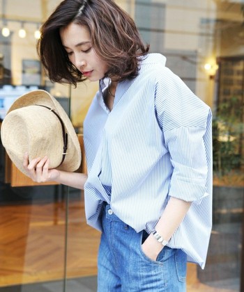 大人の女性らしさの着こなしは ちょこっと 鎖骨見せ キナリノ