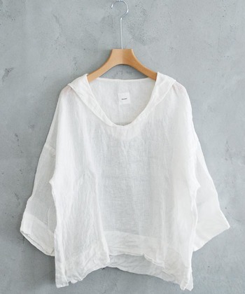 大人の女性らしさの着こなしは ちょこっと 鎖骨見せ キナリノ