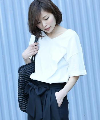 大人の女性らしさの着こなしは ちょこっと 鎖骨見せ キナリノ