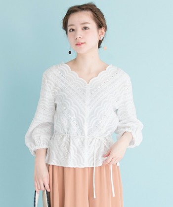 大人の女性らしさの着こなしは ちょこっと 鎖骨見せ キナリノ