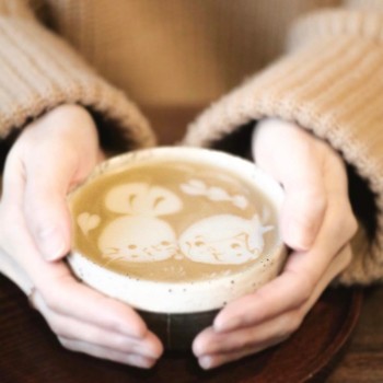 きょん。さんおすすめの「ぼくのみるくコーヒー」は、カップに描かれたラテアートがめちゃくちゃキュート!ほんのり甘く優しい味わいに、ほっと心が和みます。自家焙煎の美味しいコーヒーをはじめ、軽食やスイーツのメニューも充実。まったりできる居心地の良いお店なので、ご家族やお友達とはもちろん、一人カフェにもぜひおすすめですよ♪