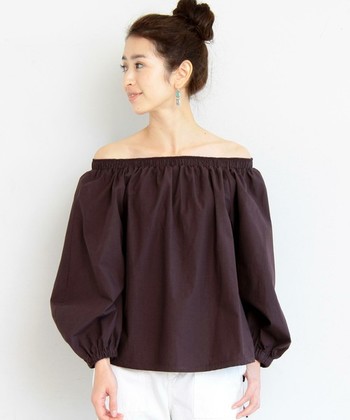 大人の女性らしさの着こなしは ちょこっと 鎖骨見せ キナリノ