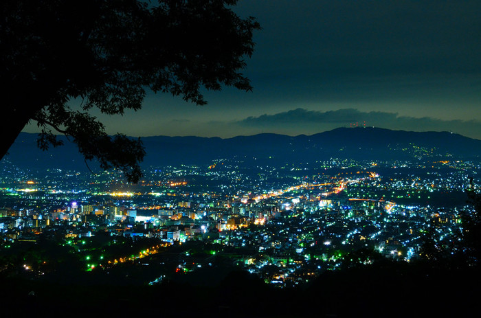 「新日本三大夜景」に選定された、県内でも指折りのビュースポットです。遥か向こうには生駒山地や金剛山脈が横たわっており、この一帯の地形がまさしく盆地であることがよくわかる絶景です。