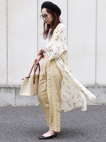 今年トレンドのガウンは、ひらりと揺れるシルエットが軽やか。夏に羽織っても重たく感じさせないアイテム。他のアイテムも同色系で揃えることで、爽やかな印象に◎