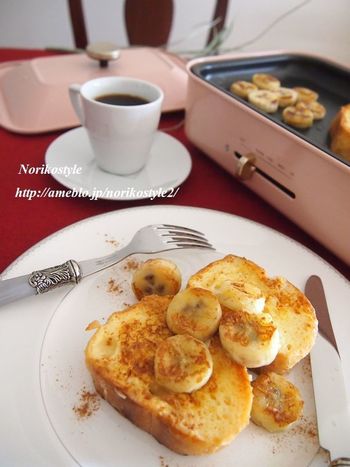 焼きバナナは、とてもポピュラーなので、もしかしたら子どもの頃にも召し上がったことのある方も多いかもしれませんね。ホットプレートで同時に調理できるところもうれしいレシピです！