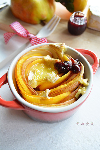 洋梨と柿のスライスをココットにつめたらトースターで焼くだけです。おしゃれでワインに合う大人味のおつまみです。