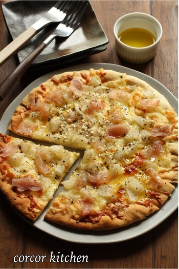 洋ナシと生ハムのピザはシンプルで大人味。ブラックペッパーをピリリと効かせて大人の晩酌スイーツに。