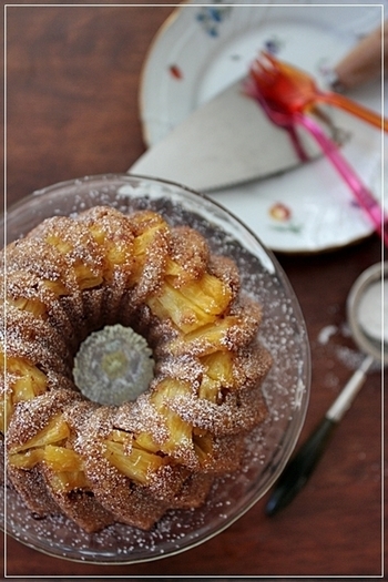 焦がしバターの風味とパイナップルの酸味がアクセントになったスイーツです。遅く起きた休日にもぴったりなブランチメニューですね。