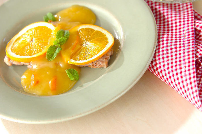 こちらはポークソテーに柑橘系のソースをかけていただきます。オレンジ以外にもレモンやグレープフルーツを使っても、爽やかでフルーティーな味わいが引き立ちそうですね。