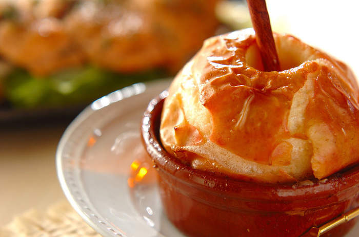 まるごとのリンゴをオーブンやグリルで焼きます。そのまま召し上がっても、ハチミツやチョコレート、キャラメルソースをかけてもおいしいですよ♪