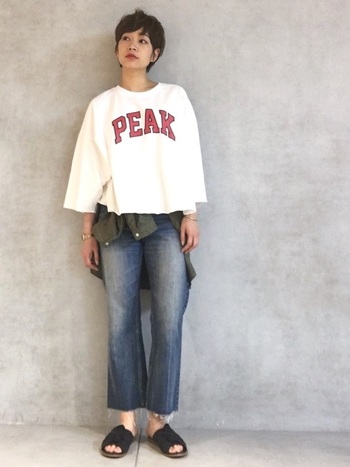 大きめシルエットにロゴ、切りっぱなしデニムにサンダル…と
絶妙なバランスのスタイル。
ロゴがあることによって、全体がボケずにポイントになっています。