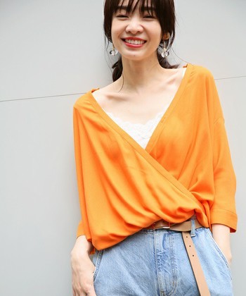 大人の女性らしさの着こなしは ちょこっと 鎖骨見せ キナリノ