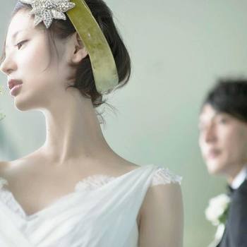 花嫁の素肌の美しさまで表現された写真。
見つめる新郎の眼差しから愛情を感じます。