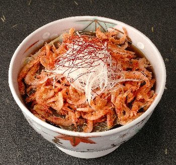 北海道産のそば粉を使った二八蕎麦の上に、たっぷりの桜海老の天ぷらが載せられた「湯葉蕎麦桜海老天のせ」は、人気メニューの一つです。とろみがかった風味豊かな蕎麦つゆに、蕎麦の風味が広がりとても美味しいんです。