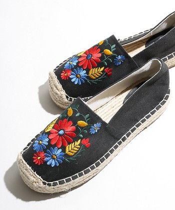 やっぱり歩きやすい 夏に活躍する フラットシューズ でお出かけしよう キナリノ