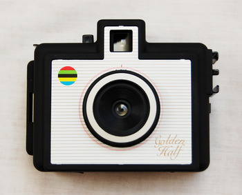 こちらのカメラは、35mmフィルムを使用するハーフサイズカメラです。ハーフサイズカメラとは、フィルム1枚に対して2枚の写真が撮れるカメラのこと。つまり、36枚撮りなら実質72枚も撮影できちゃいます。初めてフィルムを使う方にもおすすめです。