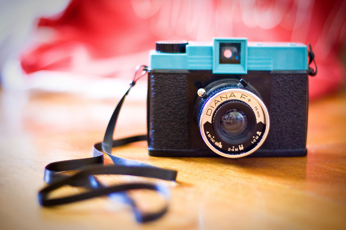 ダイアナといえば、レトロで可愛らしいデザインのDIANA F+シリーズが代表的。フラッシュを取り付けることも出来て、120ミリフィルムの懐かしさを感じさせる写真や、モノクロのフィルムで、ぐっと色気のあるイメージの写真を撮ることができます。