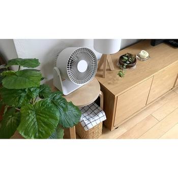 シンプルでコンパクトな「無印良品」のサーキュレーターは、毎年大人気!観葉植物と並べると、緑と白のコントラストがとってもお洒落!