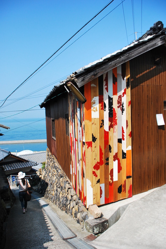 瀬戸内のアートな島めぐり旅〉迷路のような集落に突然現れるアートを