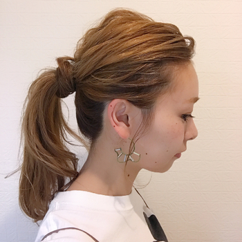 髪全体をコテで巻いてサイドの髪を少し残して一つ結びに。
残していた髪を結び目に巻きつけたひとくせポニーです♪