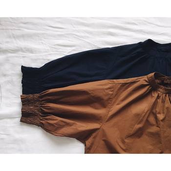 店頭やオンラインでも売り切れ→再入荷を繰り返すほど人気のブラウス。
2色買い、3色買いする人も多いんだそう。
