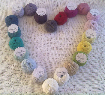 使う糸は、刺繍糸はもちろん、春夏にはつるりとした光沢感のある「エコアンダリヤ」、秋冬にはもこもこふわふわの「毛糸」など、使う糸によっても作品の表情が変わります。季節や目的に合わせて、いろんな糸を使ってみましょう!