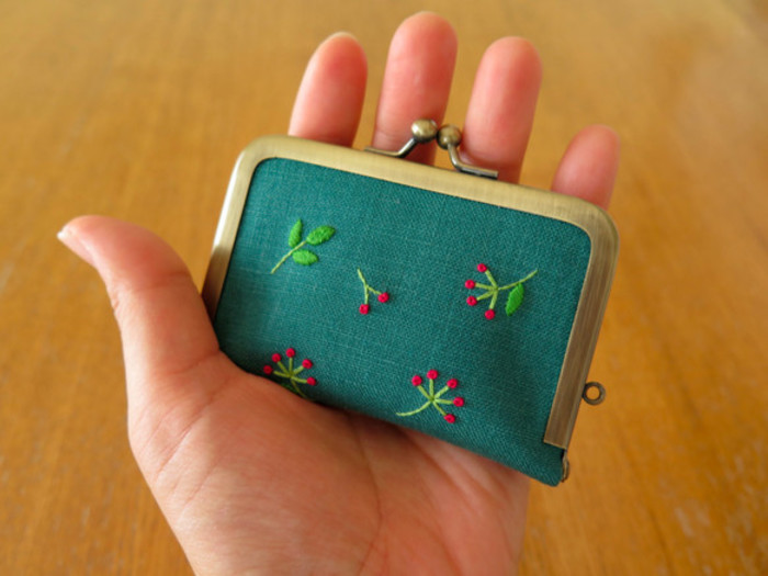 インディゴブルーの装いのがま口ポーチ手刺繍ハンドメイド