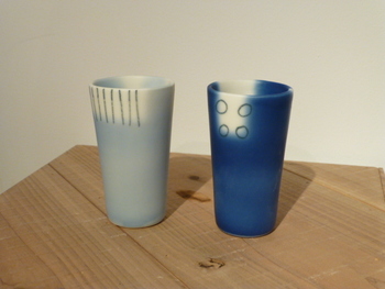 島崎小乙里さんの作品。やわらかいフォルムや色合いが素敵です。柄も味わいがありますね。
