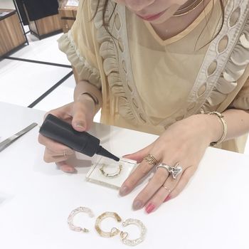 好きなパーツを自由に封入しレジンを固めていくだけだから、とても簡単に作れます。