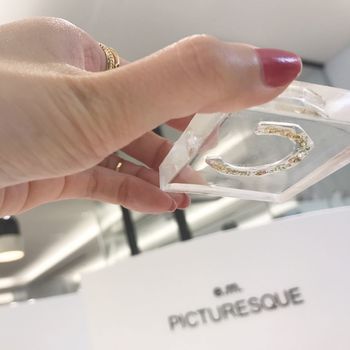 “e.m.PICTURESQUEオリジナル”のレジンで出来たフープ型の中に、クリスタルやパール、繊細なチェーンを好きなように散りばめて作ります。