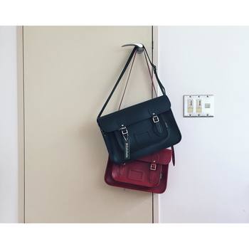 こちらはnaokoさんお気に入りの「Zatchels(ザッチェルズ)」の素敵なバッグ。知的なネイビー&上品なレッド、どちらも英国ブランドらしいクラシカルなデザインがおしゃれですね。新しくオーダーしたネイビーの14.5インチのバッグは、オプションでショートストラップにしてもらったそうです。自分好みにカスタマイズできるのは嬉しいですね☆