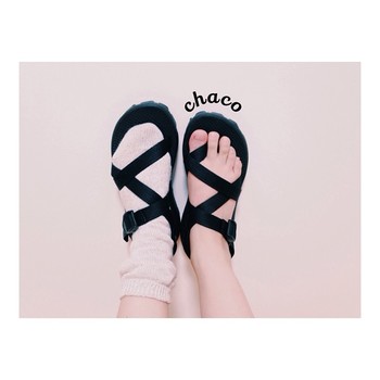斬新なストラップ形状が特徴の「CHACO(チャコ)」のサンダル。アウトドアはもちろん、タウンユースにも使えるおしゃれなデザインが魅力です。shi.さんお気に入りの一足は、親指のループストラップが付いたZ/2タイプ。ちなみに親指のストラップを引っ張ると、ループがなくなって靴下でも履けるそうですよ♪