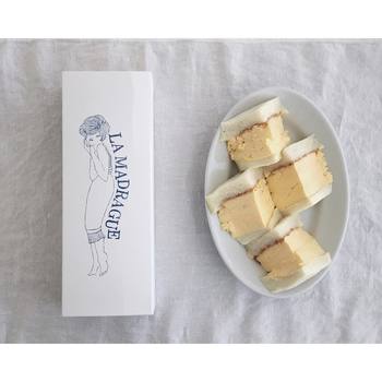 “衣・食・住+知”をコンセプトにした神楽坂のキュレーションストア、『la kagu(ラカグ)』の1Fに店舗を構える「LA MADRAGUE(マドラグ)」。こちらのお店で提供している“コロナの卵サンド”は、分厚い卵焼きが自慢の大人気メニューです。出汁がきいた上品な味と、フワフワ・プルプルの食感が絶品の一品。テイクアウト用のパッケージもとってもキュート!
