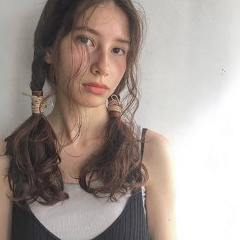 毛先を多めに残して三つ編みし、仕上げにレザーの紐でぐるぐる巻きにしたツインスタイル。
ナチュラルな感じが、トレンドのボヘミアンスタイルにも合いそうです。