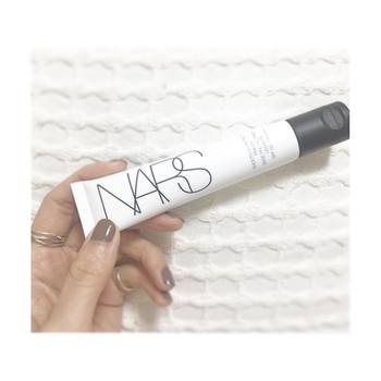 NARSの「スムーズ&プロテクトプライマーSPF 50/PA++++」は、肌を紫外線や外部刺激から守りながら、肌のきめを整えてくれる優れもの。