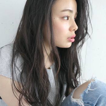 光を意識したナチュラルなメイクだからこそ、下地の作りこみにもこだわって。パール入りの日焼け止めやUVパウダーが1つあれば、ハイライトをのせる前のベースメイクでツヤ感を演出することも可能です。