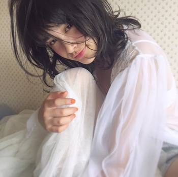 洋服のカラーとの相性も大切です。透け感のある白のブラウスが爽やかでですね。リップのピンクを強調させることで、さらぶ女子力アップ!